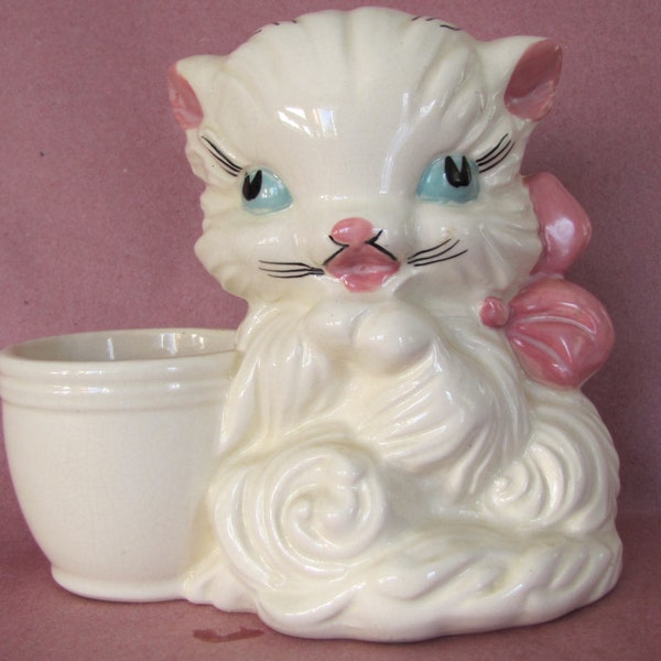 Vintage Hull Cat Planter, Weiß mit blauen Augen und rosa Schleife, Hull Novelty Art, Made in USA 61, Überpflanzung Keramik Kitty Mid Century Kitsch