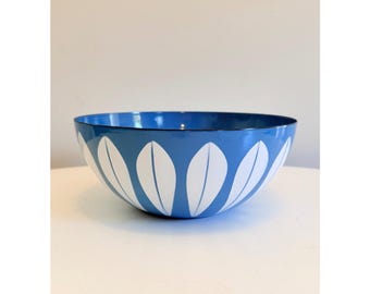 Bol de loto vintage de acero esmaltado azul y blanco de Cathrineholm, 24 cm (9,5 pulgadas), mediados de siglo.