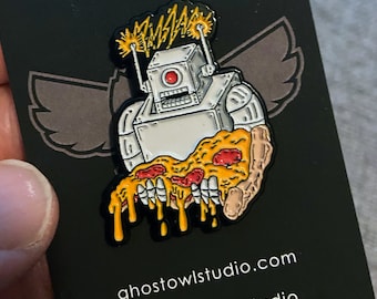 Op de afbeelding: Een witte robot met rode ogen houdt een druipend pizzastuk vast. De robot heeft antennes met bliksemschichten erop. De achtergrond is zwart met de tekst "Ghost Owl Studio" en het websiteadres "ghostowlstudio.com".