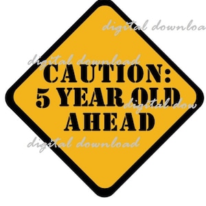 Puede incluir: Una señal de tráfico amarilla en forma de diamante con borde negro. La señal dice "PRECAUCIÓN: 5 AÑOS AHEAD".