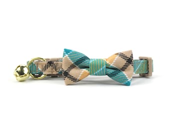 Collar de pajarita a cuadros otoñales para gatos - Beige y turquesa - con cascabel dorado y hebilla de seguridad con cierre de seguridad.