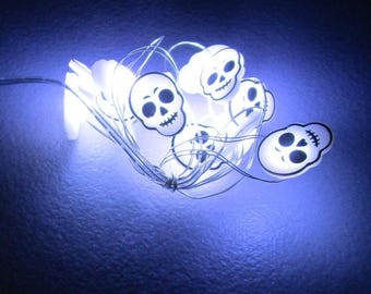 Halloween LED-lichtslinger met doodskopmotief, 12 witte glow-in-the-dark lampjes, werkt op batterijen, voor knutselprojecten