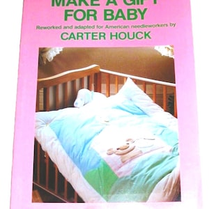 Haz un regalo para tu bebé. Libro de manualidades de costura de tapa blanda de Carter Houck. Primera edición.
