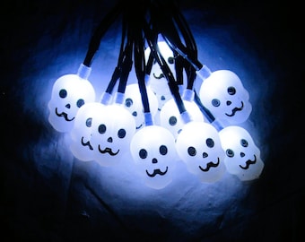 Guirnalda de luces LED con forma de calavera, 1,3 m, 12 bombillas, funciona con pilas, decoración gótica para Halloween.