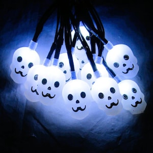 LED Skull String Lights 4.3 ft 12 Bulbs Battery Operated Goth Halloween Decor image 1