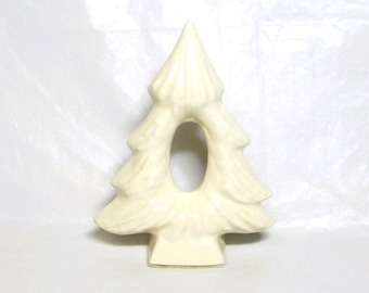 Anillos para servilletas de cerámica blanca con forma de árbol de Navidad para decoración de mesa, de Lillian Vernon, 10 cm (4 pulgadas)