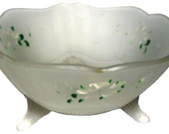 Ciotola vintage in vetro bianco satinato con piedistallo e bordo smerlato decorato con motivi floreali, 7,5 pollici.
