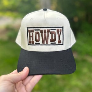Casquette brodée Hello, Casquette brodée western, Casquette trucker country, Chapeau country girl, Casquette trucker personnalisée