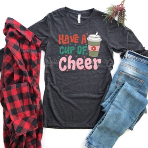Tenha uma xícara de alegria, camisa de café de Natal, camisa de Natal feminina, camisas de Natal para a família combinando, manga longa de Natal