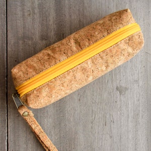 Estuche de corcho con cremallera amarilla, práctico estuche, hecho a mano y vegano.