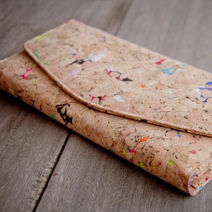 Portefeuille en liège avec des touches de couleur