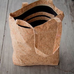 Tote bag handmade from cork with zipper