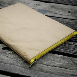 Laptop sleeve 15" - 16" made of kraft paper with yellow zipper