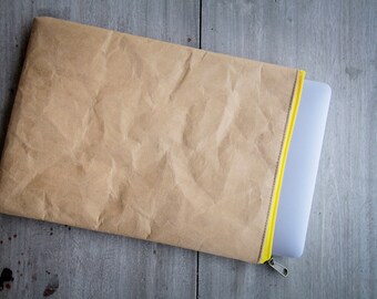 Laptop sleeve 15" - 16" made of kraft paper with yellow zipper