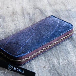 Portemonnaie / Brieftasche aus recycelten Blättern lila/blau