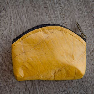 Portemonnaie / Mini-Etui aus recycelten Blättern in gelb