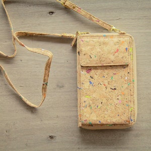 Cartera/monedero con bolsillo para móvil fabricado en corcho con detalles de color.