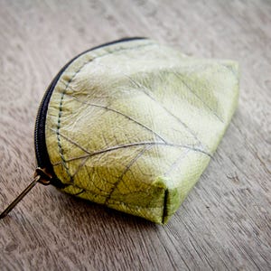 Mini Portemonnaie aus laminierten Blättern, Geldbörse in grün, kleines Täschchen, handmade und vegan