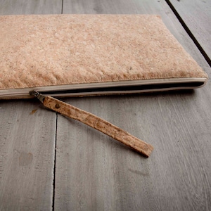 13–14" laptop sleeve/Laptop bag made from cork – sustainable, vegan & MacBook-compatible, classic