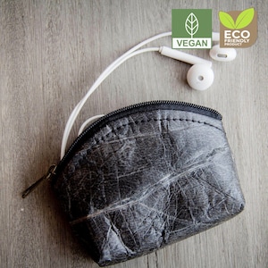 Portemonnaie / Mini-Etui aus recycelten Blättern in schwarz