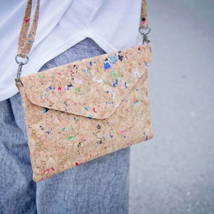 Bolso de corcho, práctico clutch con detalles coloridos, hecho a mano y vegano.