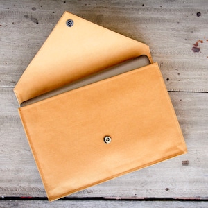 Laptop sleeve 15" - 16" handmade of kraft paper with magnetic closure