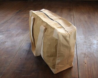 Paper : Weekender bag made of recycled paper, water resistant
