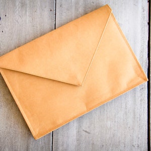 Custodia per laptop da 13" a 14" pollici in carta kraft con chiusura magnetica