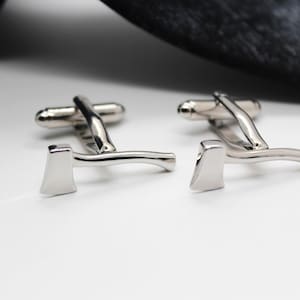 Gemelos de plata pulida con forma de hacha, accesorio para hombre de guerrero vikingo.