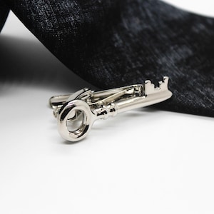Pinza para corbata con forma de llave antigua, joyería de plata de inspiración vintage, accesorio de moda clásico para hombre.