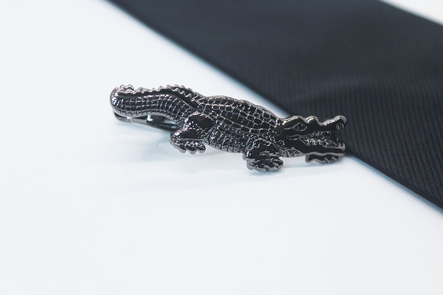 Pince à Cravate Atypique En Forme De Crocodile - Signée SAN FROID - Métal Alliage - Occasion Excellent État