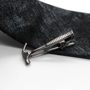 Fermacravatta a forma di martello, fermacravatta a forma di martello nero, spilla da falegname, accessorio da costruttore per uomo, regalo per tuttofare, fermacravatta da cantiere