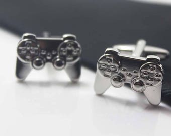 Gemelli da uomo a forma di controller per videogiochi, stile arcade retrò in metallo, finitura argento lucido.