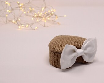 Heart-shaped wedding ring box in linen and its white polka dot silk knot, white linen interior, removable cushion