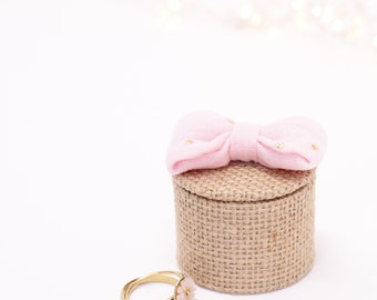 kleine runde Jute-Ehering-Box, rosa Baumwoll-Gazeknoten, goldene Plumetis, weiße Leinen-Innenseite
