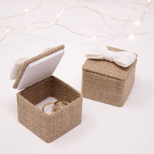 Small box with square wedding rings in jute and white linen. Marriage proposal box. Engagement box image 1