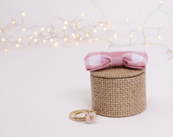 Small round jute wedding ring box, pink vichy knot, white linen interior, wedding wedding wedding ring box
