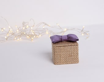 Kleine Box quadratische Eheringe in Jute, lila Knoten in weißem Leinen mit Eheringen