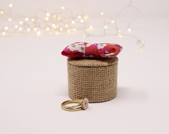 petite boite alliances ronde en jute, noeud liberty rouge, intérieur lin blanc