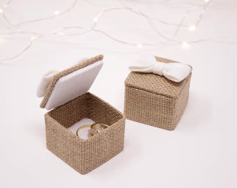 Kleine Box mit quadratischen Eheringen aus Jute und weißem Leinen. Heiratsantragsbox. Engagement-Box