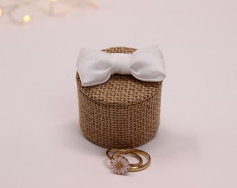 Small box with a hessian lid, and its white polka dot silk bow, white linen interior