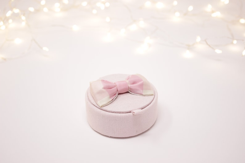 Box ring holder pink silk plaid.
