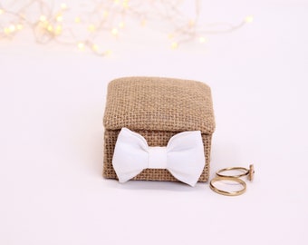 Square wedding ring box in jute, and its silk bow with white polka dots