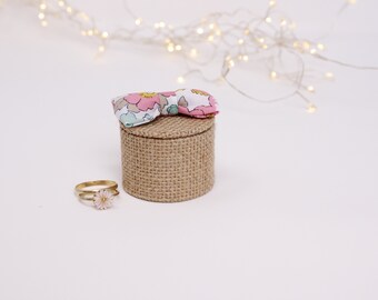 petite boite alliances ronde en jute, noeud liberty rose, intérieur lin blanc