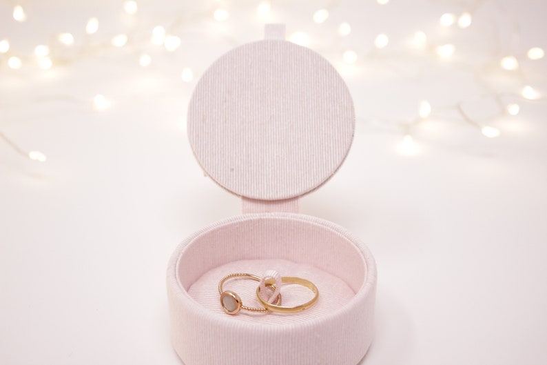 Box ring holder pink silk plaid.