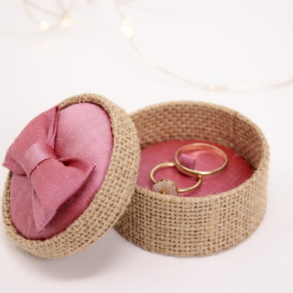 Porte alliance rond en soie rose et toile de jute.