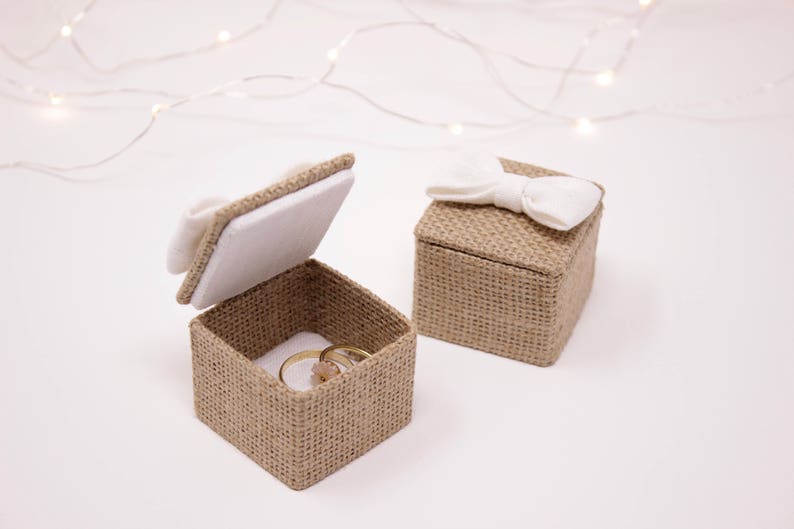 Small box with square wedding rings in jute and white linen. Marriage proposal box. Engagement box image 1