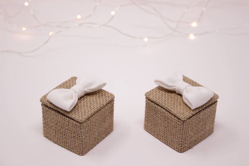 Small box with square wedding rings in jute and white linen. Marriage proposal box. Engagement box image 3