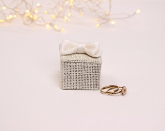 Small square box in golden Lurex jute, ivory satin bow