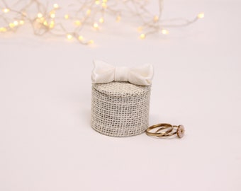 Small round box in golden Lurex jute, ivory satin bow